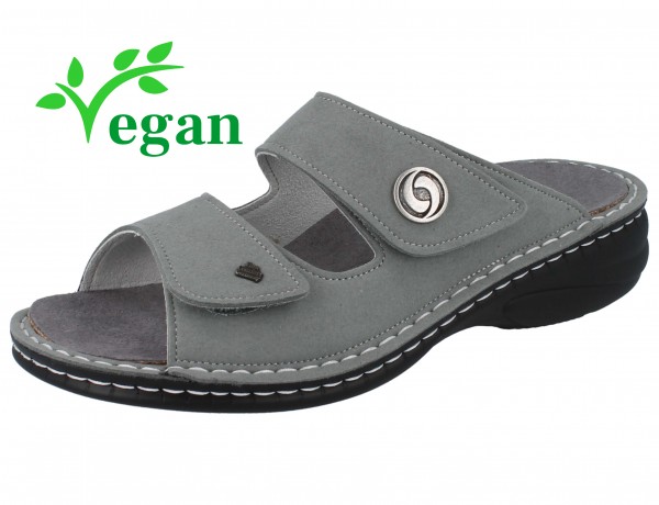 Graue Damen Bequempantolette mit leichtem Grünstich schwarzer Sohle Metallemblem vegan zwei Klettriemen